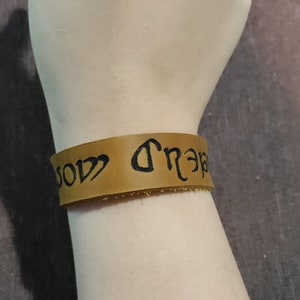 Cuff Lederarmband mit Eozean Buchstaben