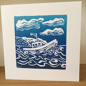 Biglietto d'auguri, stampato a mano, stampa su linoleum, biglietto bianco, stampa d'arte originale, barca, paesaggio marino, blu, biglietto d'auguri, biglietto per lui, biglietto di ringraziamento