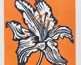 Lilie Linoldruck, Orange Blumendruck, Originaler handgedruckter Blumen-Linoldruck