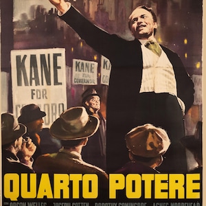 Könnte beinhalten: Vintage Filmplakat für "Citizen Kane" mit Orson Welles. Das Plakat zeigt einen Mann im Anzug, der sich an eine Menschenmenge wendet, mit dem Titel "Quarto Potere" in Gelb. Enthält "Kane For Governor".