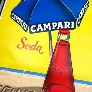 Pode incluir: Um an&uacute;ncio vintage de Campari Soda com um guarda-sol de praia azul e branco listrado com a palavra "Campari" impressa nele. O guarda-sol est&aacute; sobre uma garrafa de Campari Soda em uma praia com as palavras "Campari Soda" impressas na garrafa. O fundo &eacute; um c&eacute;u amarelo e um mar azul.