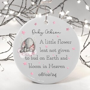 Regalo commemorativo personalizzato per la perdita di un neonato, un piccolo fiore, Quaresima non data, decorazione da appendere in ceramica con un grazioso disegno di un angelo elefante.