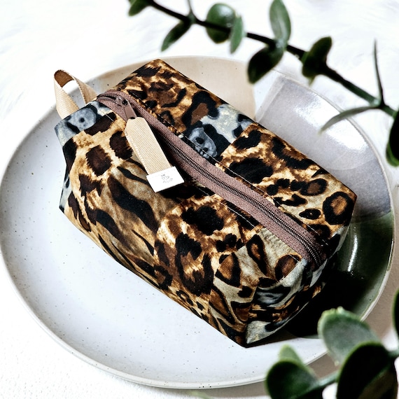 Kosmetiktasche Leoprint - handgemachte Makeup Tasche, Geschenkidee für Sie, Boxy Bag Animalprint, Schminktasche Braun beige, Kulturtasche