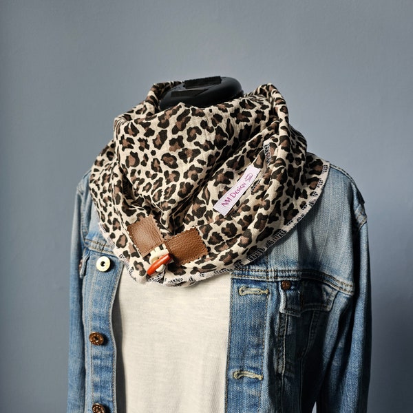 Leo triangular scarf made of muslin cotton, neckerchief with leopard pattern, modern scarf, muslin scarf for young women, scarf for women and girls, boho