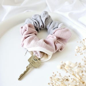 Elastico per capelli con cerniera in mussola rosa pastello grigio / elastico per capelli con tasca interna / tasca portachiavi / accessorio per capelli delicato sulla pelle