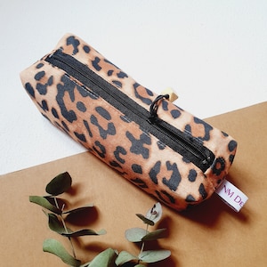 Federmäppchen Leo • Stifte Etui braun, Kosmetiktasche Animalprint, Mäppchen Leopardprint, Federmappe, Geschenk Schüler Student, Baumwolle