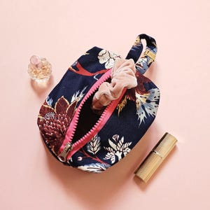 Trousse de maquillage florale faite à la main, trousse de maquillage à fleurs en coton, petit sac carré, trousse de maquillage, pochette à motif floral bleu foncé rouge