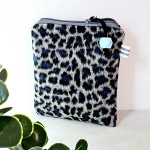 Mini cosmetische tas, Leo pluche portemonnee, imitatiebont tasje, kleine etui, Leo print patroon grijs zwart, cadeau Leolover Handgemaakt