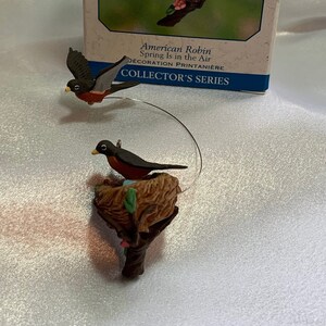 HALLMARK Keepsake Ornament American Robin Spring is in the Air!