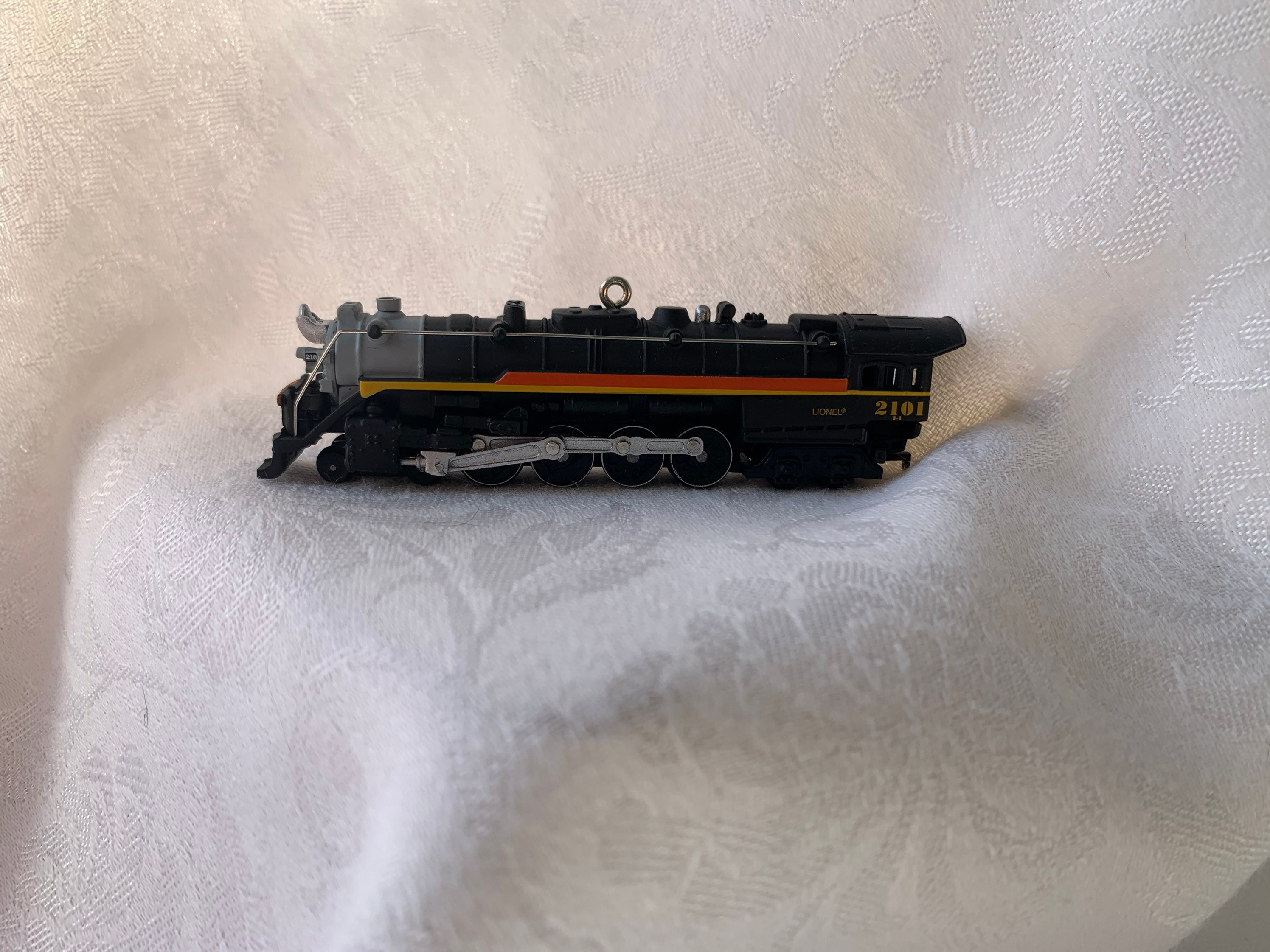 HALLMARK Keepsake Ornament “LIONEL Chessie Steam Special Locomotive”!