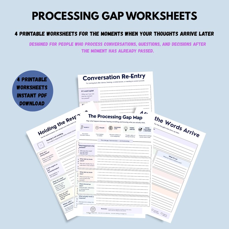Op de afbeelding: Vier printbare werkbladen met de titels Processing Gap Worksheets, Conversation Re-Entry, Holding the Response, The Processing Gap Map en The Words Arrive. Deze witte documenten bevatten zwarte tekst, schrijflijnen en pastelkleurige accenten.