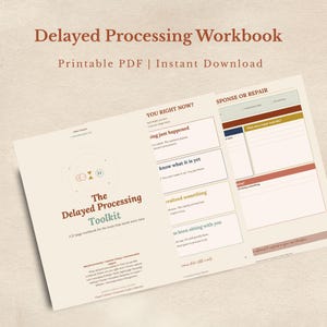 Puede incluir: Un cuaderno de trabajo titulado "Delayed Processing Toolkit" con el texto "Printable PDF | Instant Download". El cuaderno de trabajo tiene un fondo beige con secciones para la reflexión y la autoevaluación. La portada presenta el título y un gráfico.