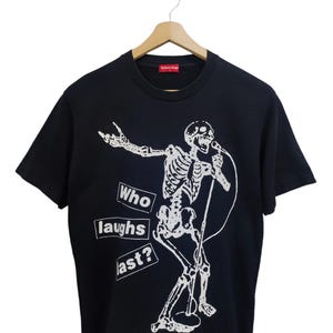 Vintage 00s Barbara Kruger &quot;Who Laughs last ?&quot; Barbara kruger skeleton / Art Fashion Designer / Andy Warhol / Vintage art T Shirt Size L