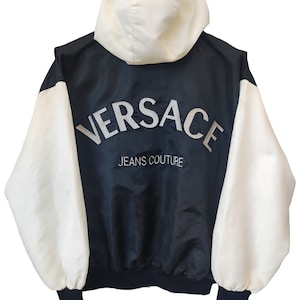 Vintage Versace Classic Versus V2 Nylon Hoodie Versace Jeans Couture Italien Große Luxus Neuheit High Fashion Versace Spell Out Jacke