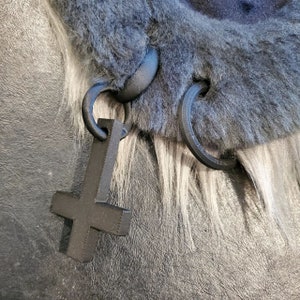 Piercing met ondersteboven kruis fursuit