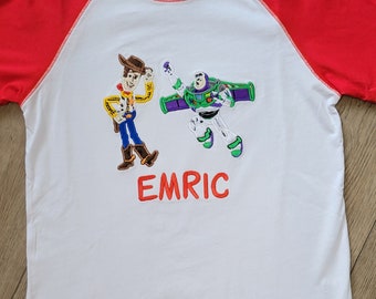 Camiseta bordada de Toy Story: aplique de Woody y Buzz, nombre personalizado