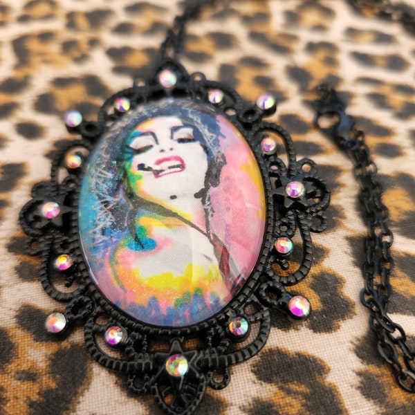 One of a Kind Siouxsie Sioux , Pièce d’art multimédia, High Bling AB Crystals in Black 30mmx40mm Pendentif plateau w / 24 « Black Nickel chaîne sans nickel