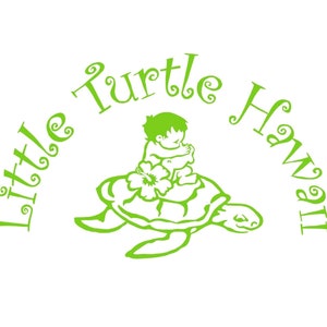 Puede incluir: Ilustraci&oacute;n verde de un beb&eacute; sentado en una tortuga con el texto "Little Turtle Hawaii" alrededor de la imagen.