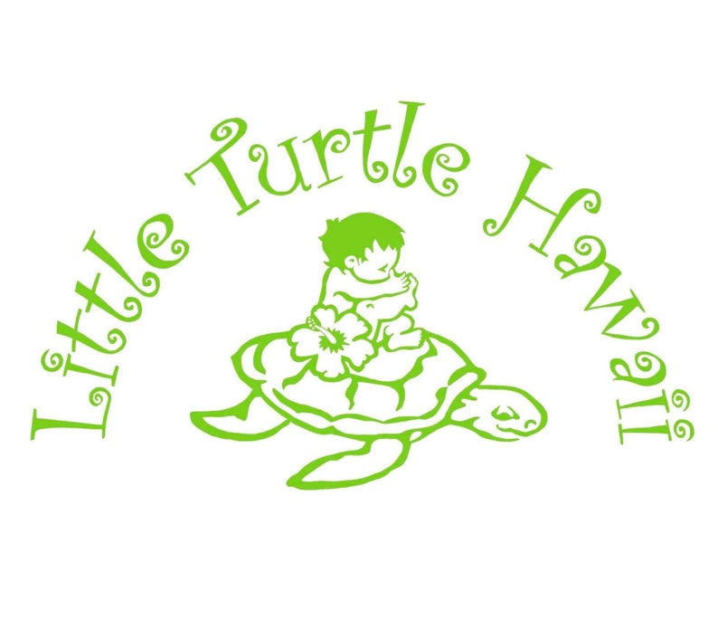 Puede incluir: Ilustraci&oacute;n verde de un beb&eacute; sentado en una tortuga con el texto "Little Turtle Hawaii" alrededor de la imagen.