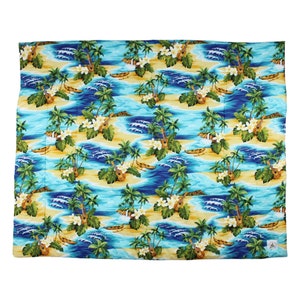 Puede incluir: Una tela de estampado tropical azul y amarillo con palmeras, flores y ukeleles. La tela es perfecta para proyectos de manualidades, acolchado y decoraci&oacute;n del hogar.