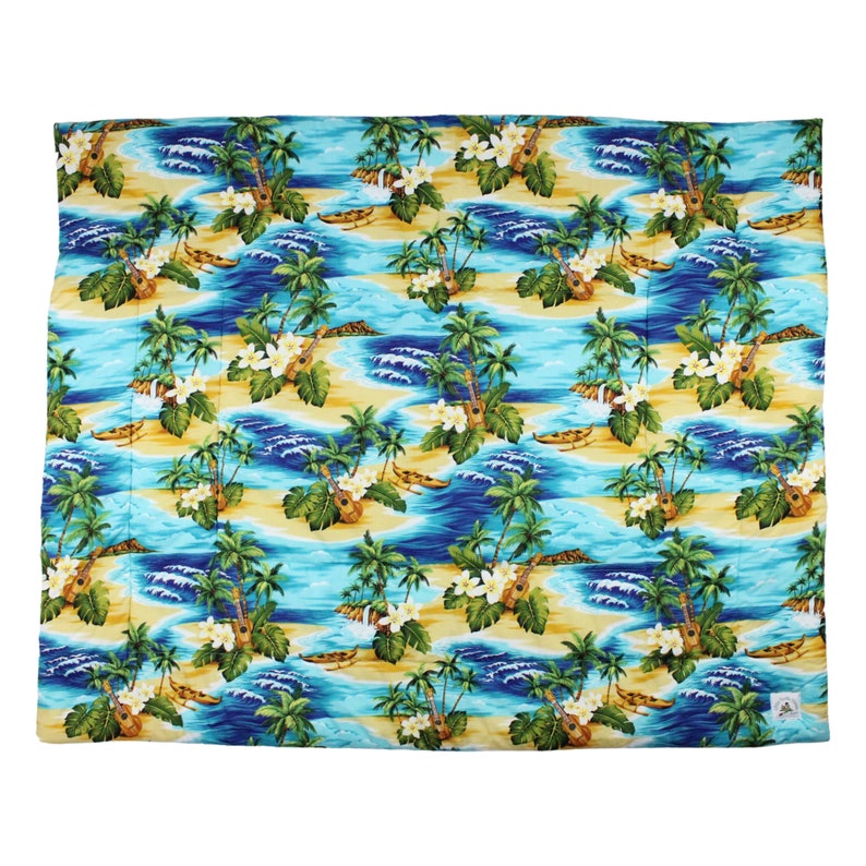 Puede incluir: Una tela de estampado tropical azul y amarillo con palmeras, flores y ukeleles. La tela es perfecta para proyectos de manualidades, acolchado y decoraci&oacute;n del hogar.