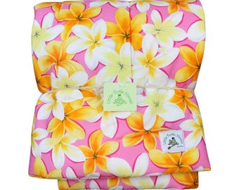 Manta hawaiana acolchada para bebé, hecha en Hawái, edredón para baby shower hawaiano, Lei Aloha, rosa y amarillo