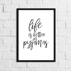 Peut inclure: Impression typographique noir et blanc avec le texte "life is better in pajamas" sur fond blanc dans un cadre noir.