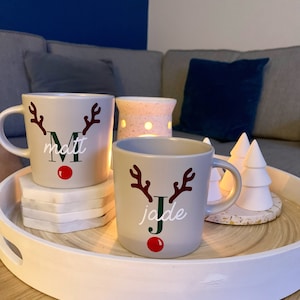 Crea tu propio juego de 2 pegatinas navideñas para taza de café con leche con iniciales y nombre de reno (solo calcomanía)