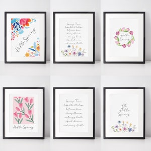 Könnte beinhalten: Sechs gerahmte Kunstdrucke mit schwarzen Rahmen. Die Drucke zeigen florale Designs, Frühlingsmotive und Aquarellillustrationen von Tulpen und anderen Blumen. Der Text enthält "Hello Spring" und ein Gedicht über den Frühling.