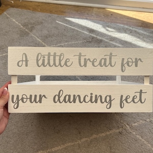 Diy Vinyls - Mała przyjemność dla Twoich stóp do tańca - Tabliczka na pudełko na klapki, Tabliczka na ślub, Spersonalizowana tabliczka na ślub - Tylko winyl