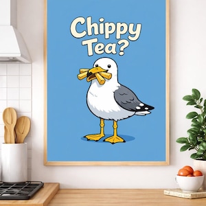 Peut inclure: Une affiche encadrée représentant une mouette de dessin animé tenant des frites dans son bec. La mouette est blanche avec des ailes grises et des pattes jaunes, sur fond bleu clair. Le texte "Chippy Tea?" est écrit dans une police amusante.