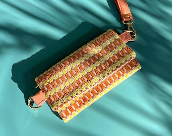 Bolso pequeño DANA, confeccionado con materiales reciclados, bolso de hombro en varios colores con dos compartimentos interiores y correa ajustable.