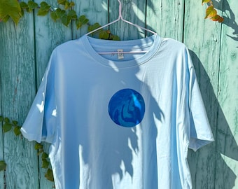 Camiseta vaporosa, top estampado RONDA, corte holgado, moda de género neutro con estampados modernos, producción sostenible y justa, idea de regalo.