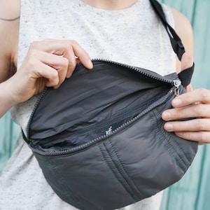 Große Puffer Bag aus pre-loved Jacke, Bauchtasche PAOLA mit extra Innenfach, Hip Bag in olivgrün, nachhaltig Handmade, Unikat, Geschenkidee