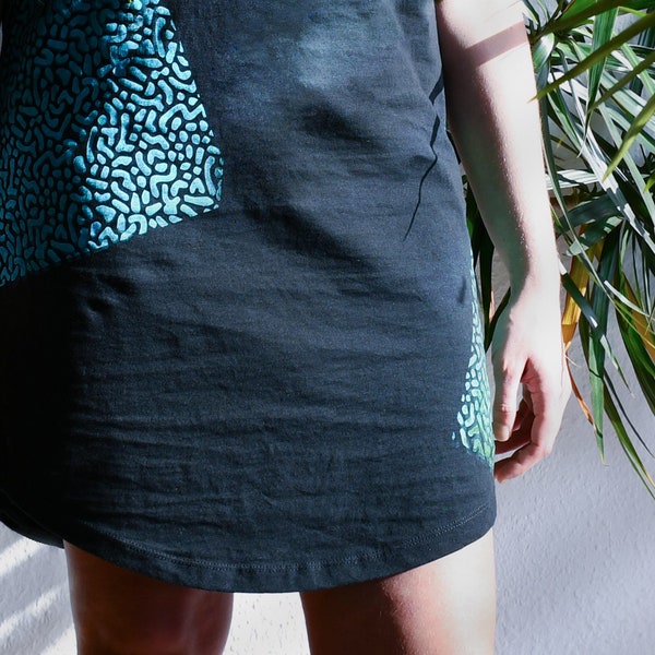 Black dress made of organic cotton SANDRINE, wide and straight cut, printed with cool pattern, knee-length shirt dress, sustainable fashion