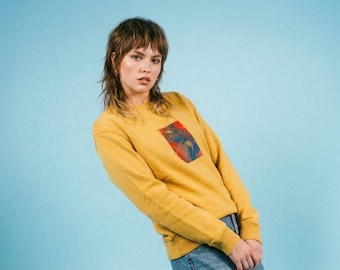 Jersey unisex UNA, sudadera de algodón con serigrafía rectangular única, disponible en varios colores, de producción sostenible y justa.