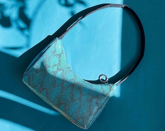 Bolso de hombro LUCIO con efecto piel de serpiente, fabricado con materiales reciclados, bolso baguette vegano con compartimento interior adicional, fabricado en Hamburgo.