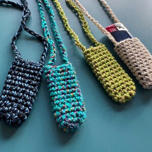 Porta accendino all'uncinetto SVETA, piccolo porta accendino da indossare al collo, in vari colori, filato usato, riciclo creativo, piccolo regalo
