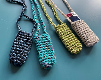 Estuche para encendedor de crochet SVETA, pequeño porta encendedor para llevar colgado al cuello, en varios colores, hilo de segunda mano, upcycling, pequeño regalo