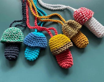 Pequeño porta mechero SVEN, colgante de pintalabios para llevar en el cuello, fabricado con materiales recuperados, en varios colores, una pequeña idea de regalo