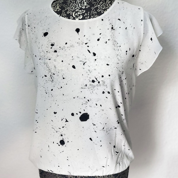 Bedrucktes T-Shirt DOTTIE, schöner Schnitt und minimalistischer Aufdruck, leicht und luftig für den Sommer, Upcycled Fashion