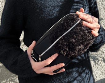 Schwarze Bauchtasche, flauschige Hip Bag ELIAS aus geretteten Materialien, coole Umhängetasche, einzigartiges Design, hergestellt in Hamburg