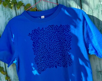 Camiseta de corte ancho KYLE, top estampado con estampados modernos, moda de género neutro, producción sostenible y justa en Europa.