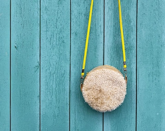 Bolso de hombro PEPPA, un moderno bolso bandolera de color amarillo mantequilla, confeccionado con materiales de segunda mano. Pieza única, hecha a mano en Hamburgo.