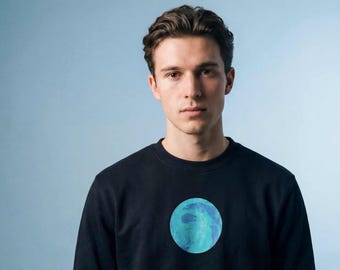 Jersey oversize de algodón UNA, sudadera con serigrafía circular, disponible en varios colores, de producción sostenible y justa.