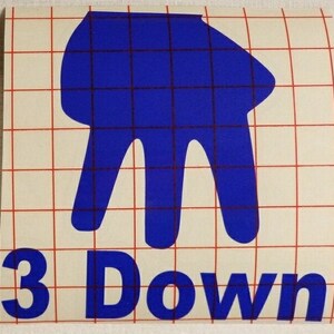 Peut inclure: Autocollant en vinyle bleu repr&eacute;sentant un geste de la main stylis&eacute; avec le texte "3 Down" en bleu. L'autocollant est sur un fond blanc avec un motif de grille rouge, pour diverses applications.