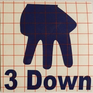 Peut inclure: Autocollant carr&eacute; avec un motif bleu en forme de main et les mots "3 Down" en bleu. L'autocollant est sur un fond blanc avec un motif de grille rouge.