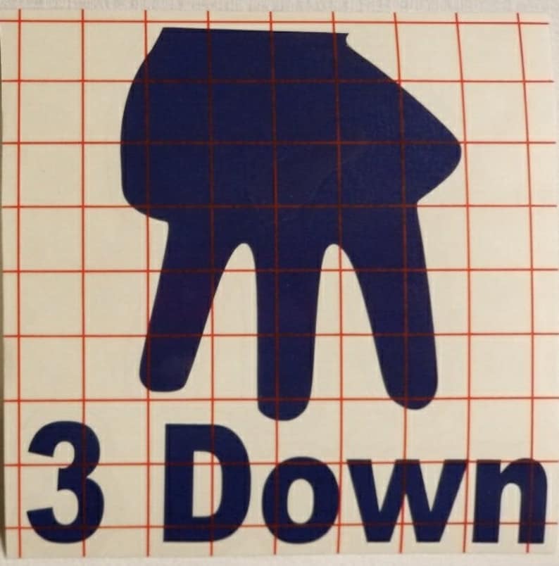 Peut inclure: Autocollant carr&eacute; avec un motif bleu en forme de main et les mots "3 Down" en bleu. L'autocollant est sur un fond blanc avec un motif de grille rouge.