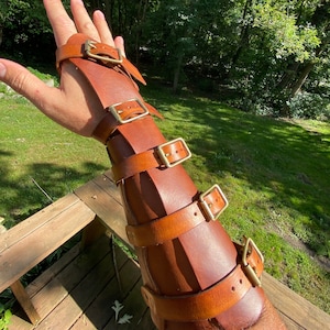 Handgefertigte Leder Armschienen: Wikinger Panzerhandschuhe, LARP Cosplay Arm Rüstung