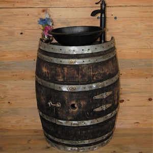 Distressed Rustikale 1/2 Weinfass Eitelkeit mit schwarzem gehämmerten Gefäß Waschbecken und Wasserfall Wasserhahn